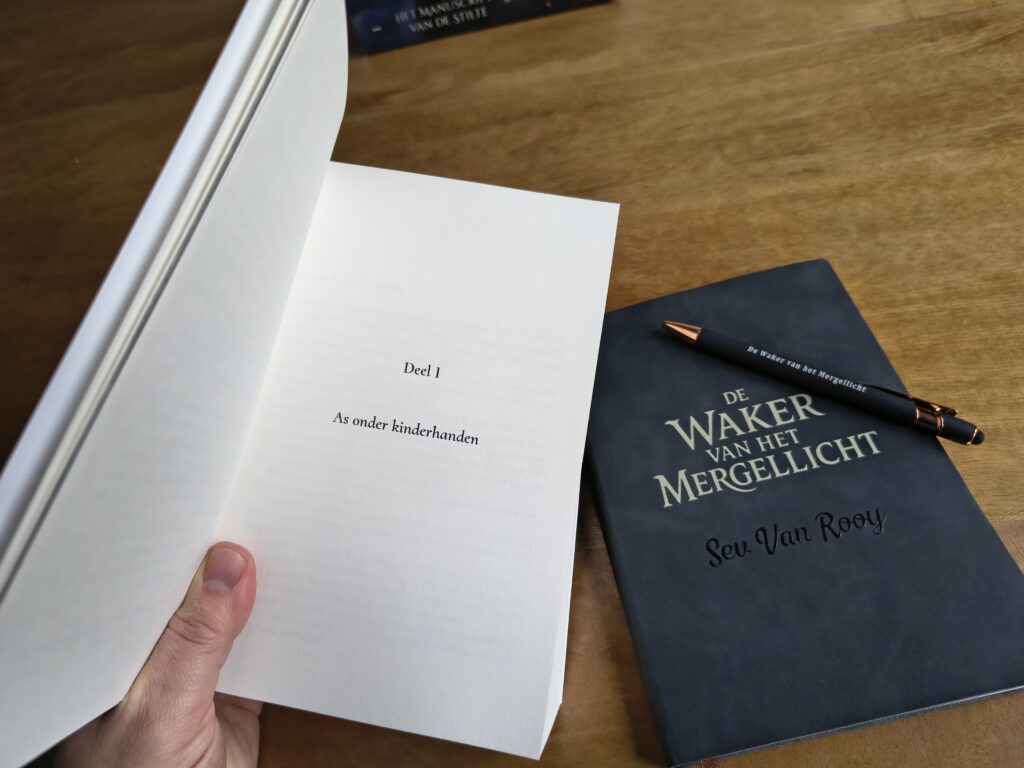 Schrijver bekijkt proefdruk van Het Manuscript van de Stilte